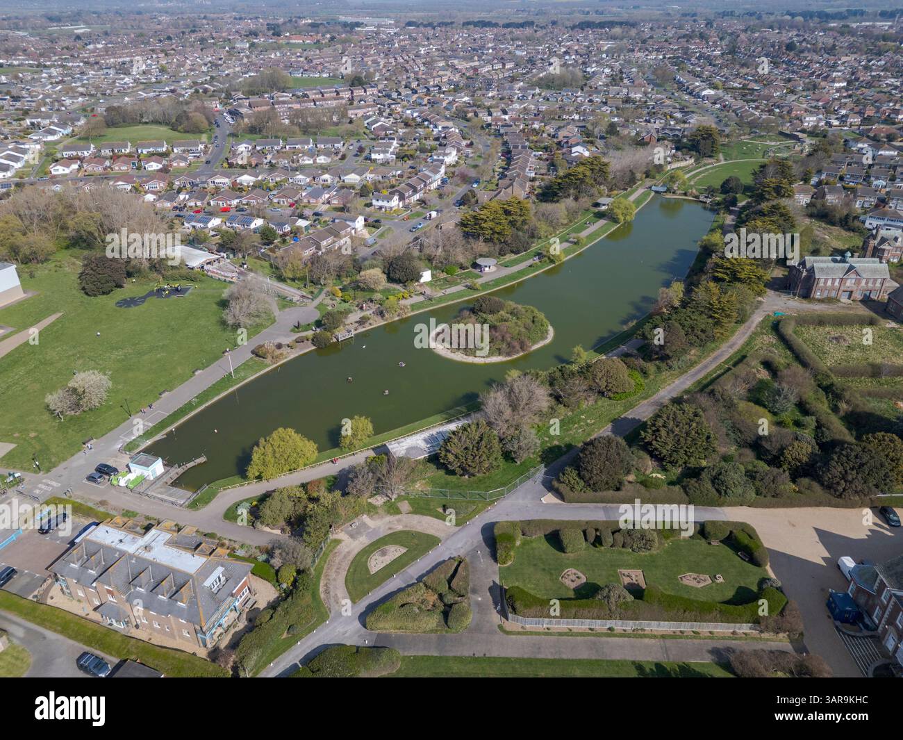 Vista aerea del lago nautico di Mewsbrook Park, Littlehampton (BN16), West Sussex, Regno Unito. Foto Stock