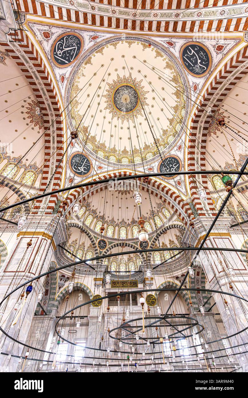 Vista interna della moschea di Fatih a istanbul, turchia Foto Stock