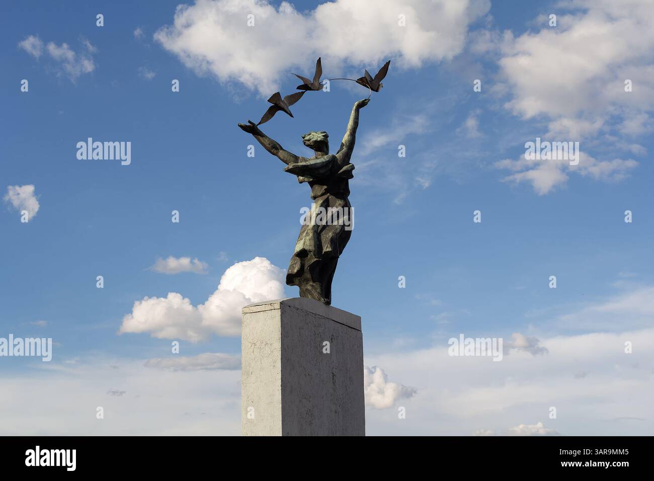 Statua di donna che tiene un uccello. Stazione della metropolitana Dnipro a Kiev, Ucraina Foto Stock