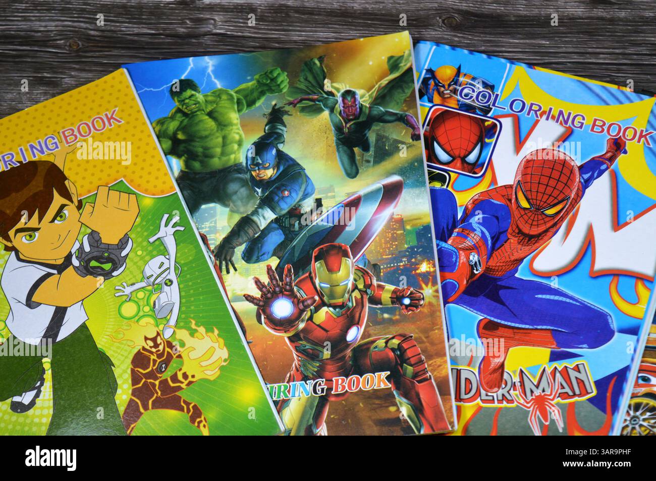 Cairo, Egitto, 21 febbraio 2025: Libro da colorare per bambini, con personaggi diversi, un tipo di libro contenente line art a cui le persone sono destinate Foto Stock
