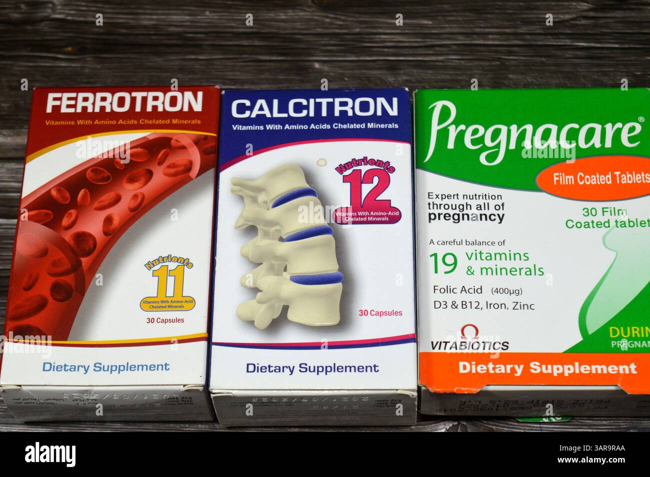 Cairo, Egitto, 21 febbraio 2025: Vari farmaci utilizzati in gravidanza come vitamine e minerali per madre e feto sani, Pregnacare, Calcitron e Ferrot Foto Stock