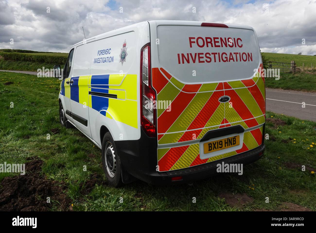 Greensforge, Staffordshire, 17 aprile 2025. Gli agenti forensi della polizia dello Staffordshire stanno esaminando resti scheletrici in un campo dopo che un pubblico ha fatto la triste scoperta mercoledì pomeriggio. Dichiarazione della polizia dello Staffordshire: “Alle 15:25 di ieri (mercoledì 16 aprile), siamo stati chiamati a riferire di resti scheletrici trovati da un membro del pubblico sulla terra vicino a Worlds End Road, Greensforge. «In questo momento i resti non sono stati identificati. Crediti: British News and Media/Alamy Live News Foto Stock