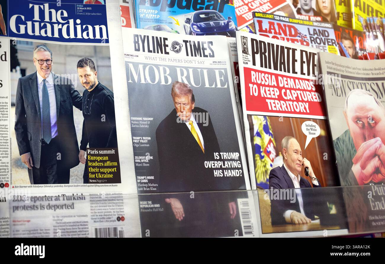 Trump, Putin, Zelensky. La stampa di guerra Ucraina ha notizia con i leader politici statunitensi e russi, il presidente Donald Trump e Vladimir Putin. Foto Stock