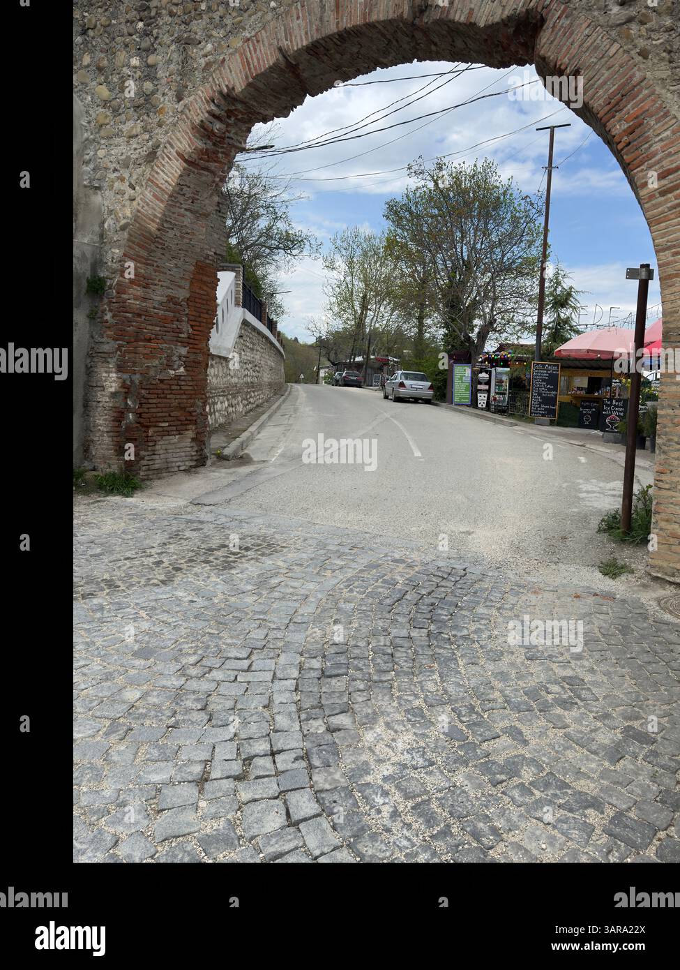 Antico arco di pietra. Pittoresco paesaggio di Kakheti, Sighnaghi. Turismo in Georgia - Immagine stock catturata con smartphone