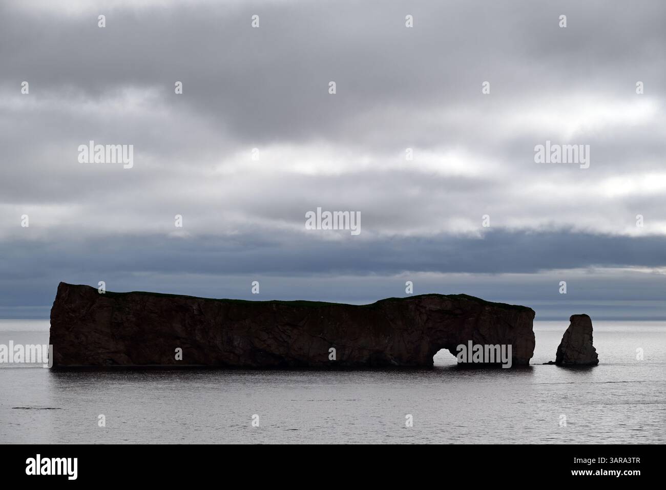 Il Rocher-Percé di Percé, Gaspésie, è un luogo turistico molto conosciuto a Gaspésia, in Canada. Foto Stock