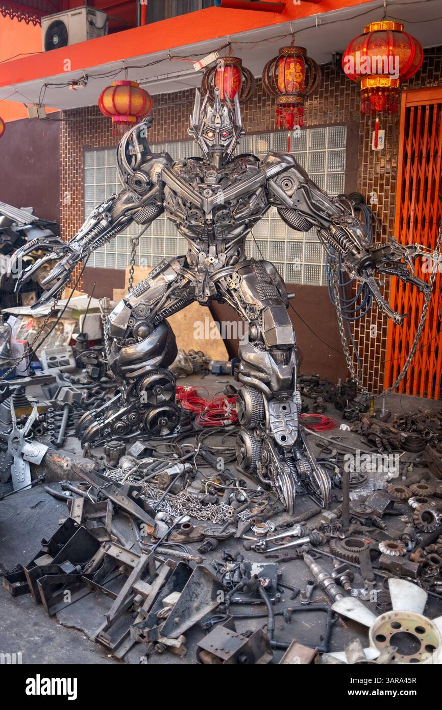Gigantesco robot ArtWork quartiere di Songwat Chinatown Bangkok Thailandia Foto Stock