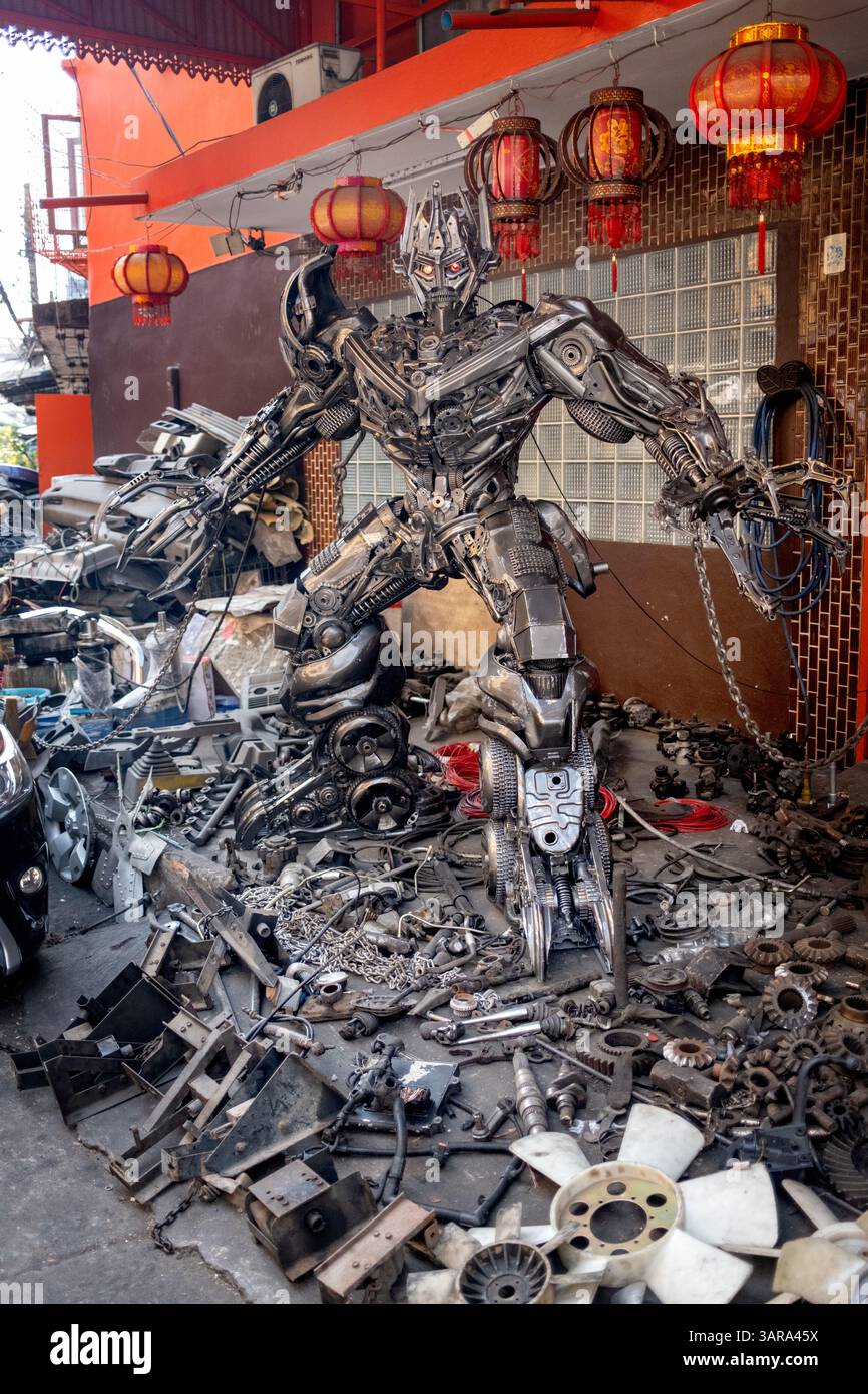 Gigantesco robot ArtWork quartiere di Songwat Chinatown Bangkok Thailandia Foto Stock