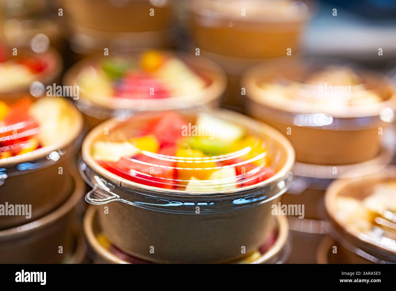 Macedonie di frutta preconfezionate esposte in un frigorifero commerciale Foto Stock