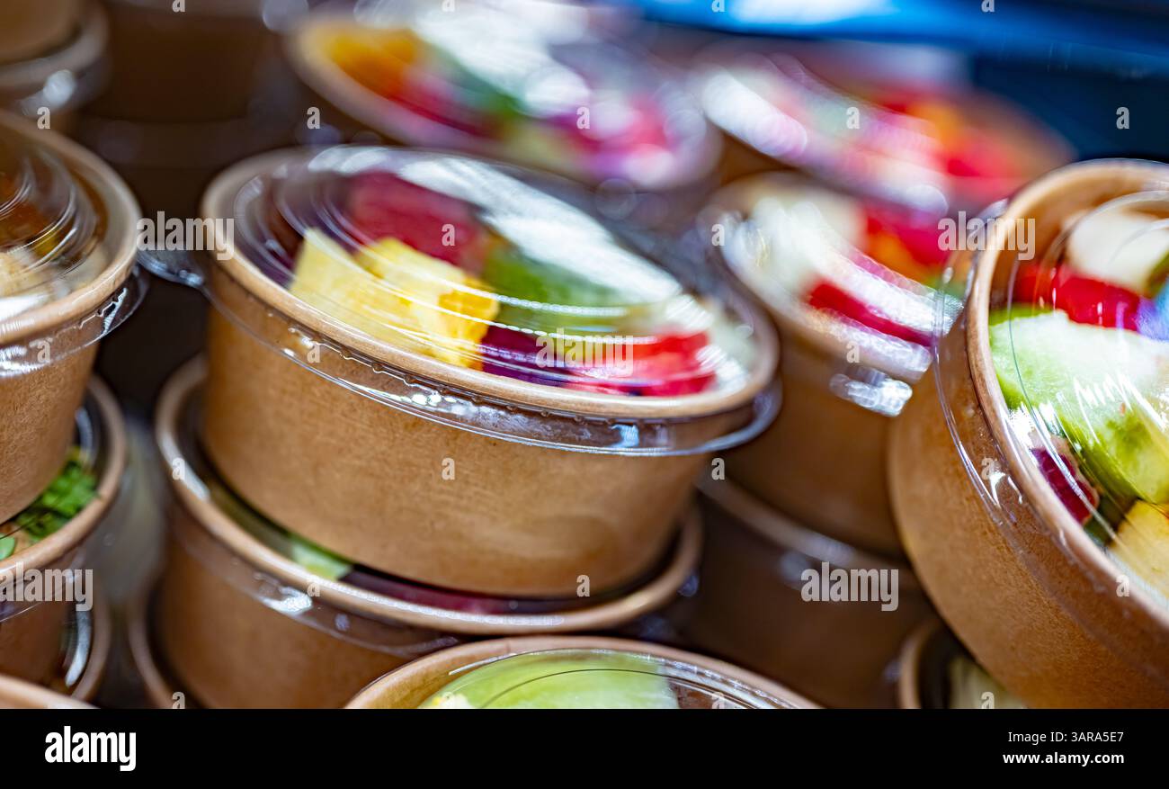 Macedonie di frutta preconfezionate esposte in un frigorifero commerciale Foto Stock