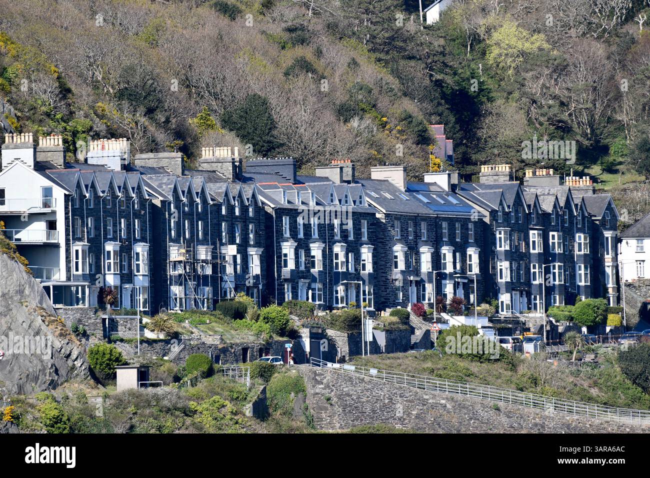 Una fila di case a schiera che si affacciano sul mare presso la cittadina costiera di Barmouth Gwynedd, Galles nord-occidentale Foto Stock
