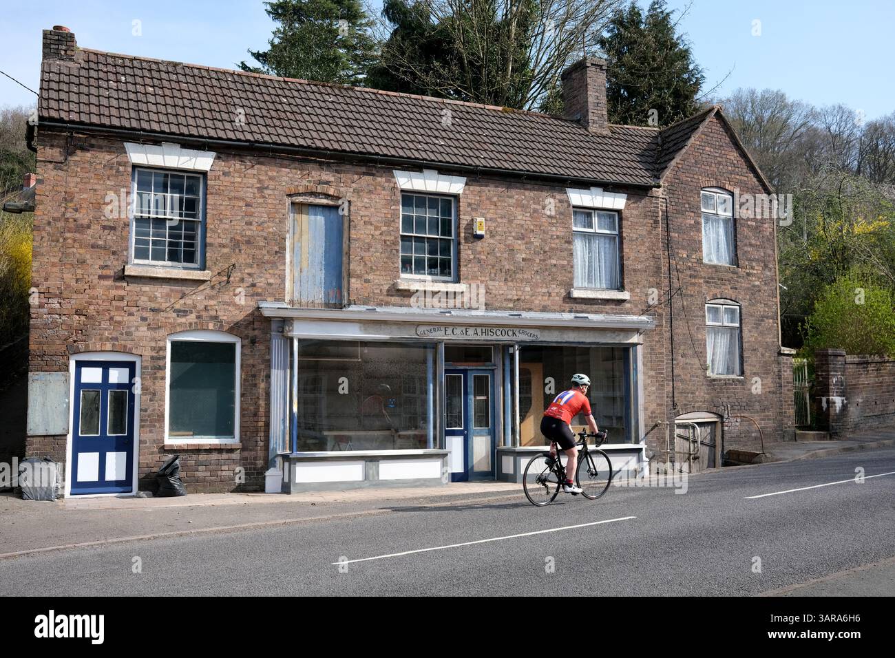 Vecchio negozio di alimentari a Coalbrookdale, Shropshire. Il negozio ha chiuso molti anni fa. Foto Stock