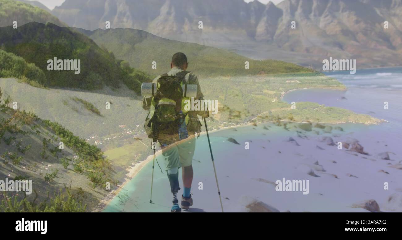 Immagine composita di una spiaggia contro un uomo afroamericano che fa trekking sulle montagne Foto Stock