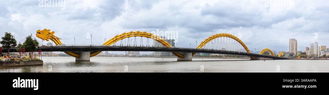 Sei corsie, alte 66 metri, lungo 666 metri, Ponte del Drago (Cầu Rồng), da Nang, Vietnam Foto Stock