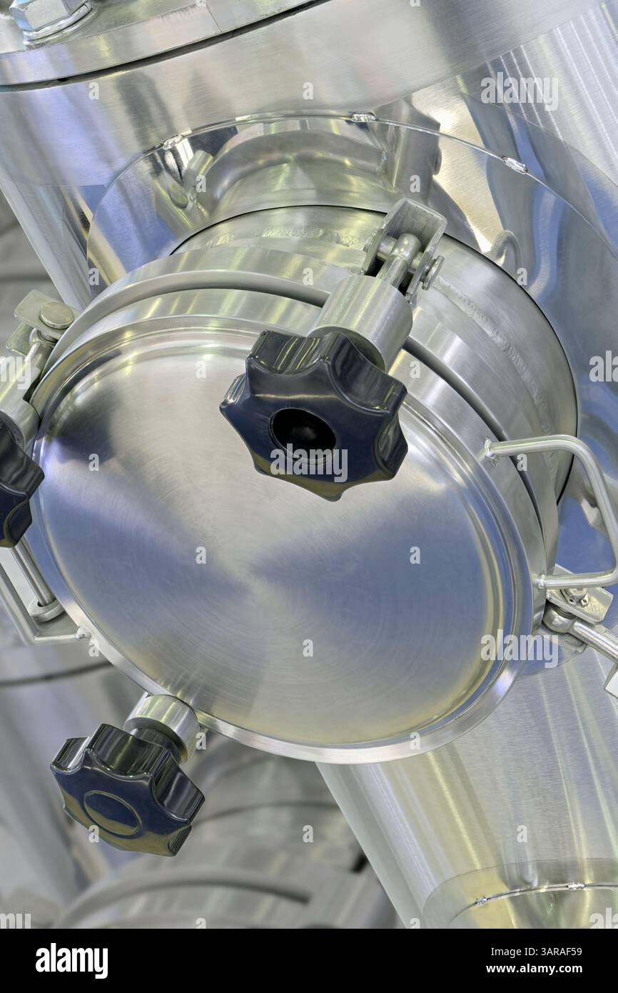 Varie parti di apparecchiature ad alta pressione: Tubi in acciaio inox, flange e tappi, primo piano, background industriale astratto Foto Stock