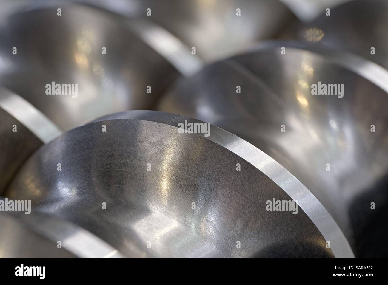 Pompa elicoidale in acciaio, compressore, primo piano del trasportatore, messa a fuoco selettiva, background industriale astratto in metallo Foto Stock