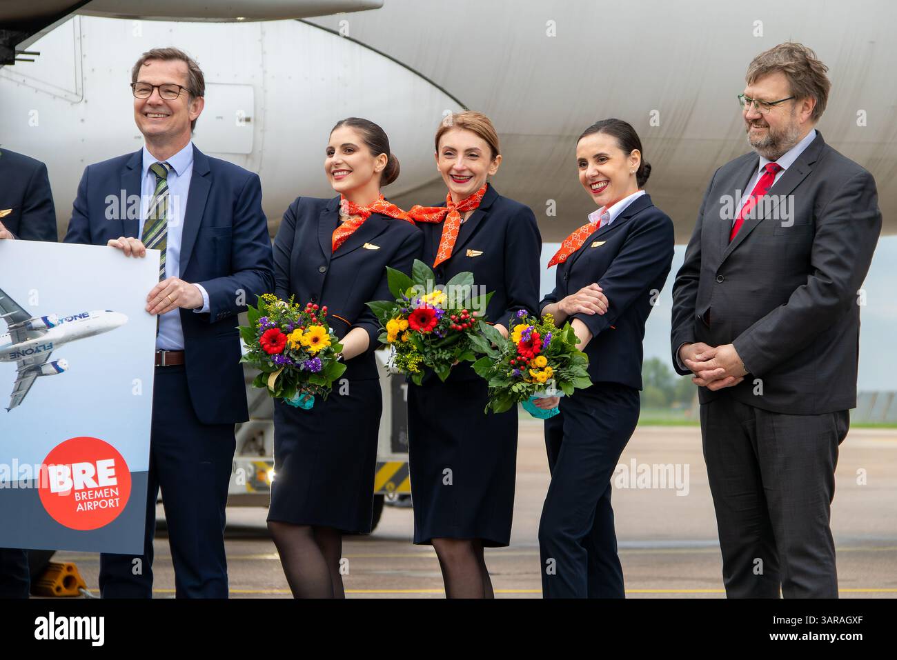 Da sinistra a destra: Konrad Best, responsabile per lo sviluppo aziendale, il marketing e la strategia aziendale, e Claus Altenburg, Senior Sales Manager Airlines & Tour Operator presso l'aeroporto di Brema, partecipano alla cerimonia di benvenuto per il volo inaugurale 5F607 FLYONE da Chisinau il 17 aprile 2025. Foto Stock
