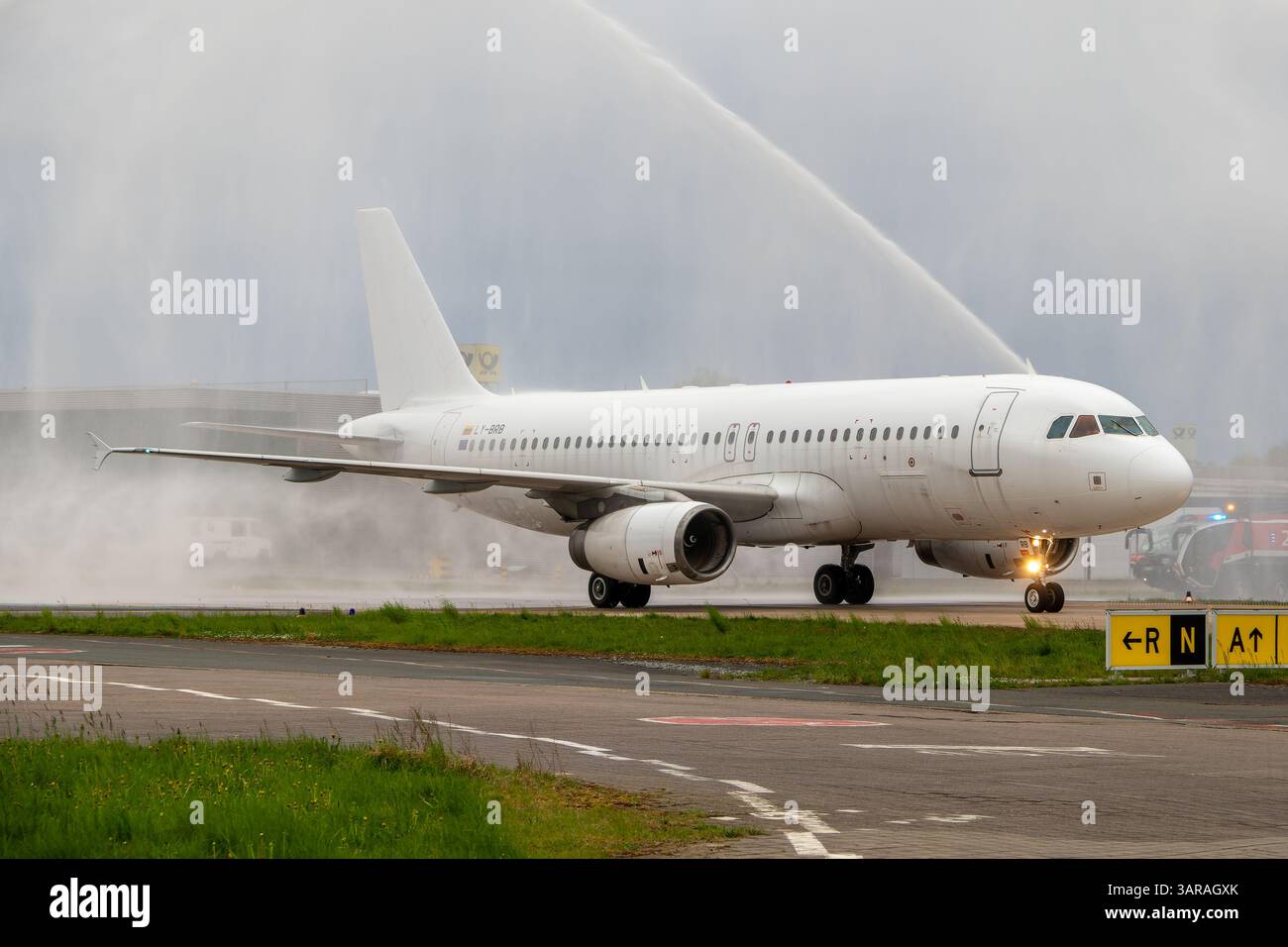 L'Airbus A320 FLYONE (Heston Airlines) (registrazione LY-BRB) offre un tradizionale saluto in acqua all'arrivo all'aeroporto di Brema il 17 aprile 2025. Il volo segna il servizio di linea inaugurale della compagnia aerea tra Chisinau e Brema, lanciando una nuova rotta due volte a settimana. Foto Stock