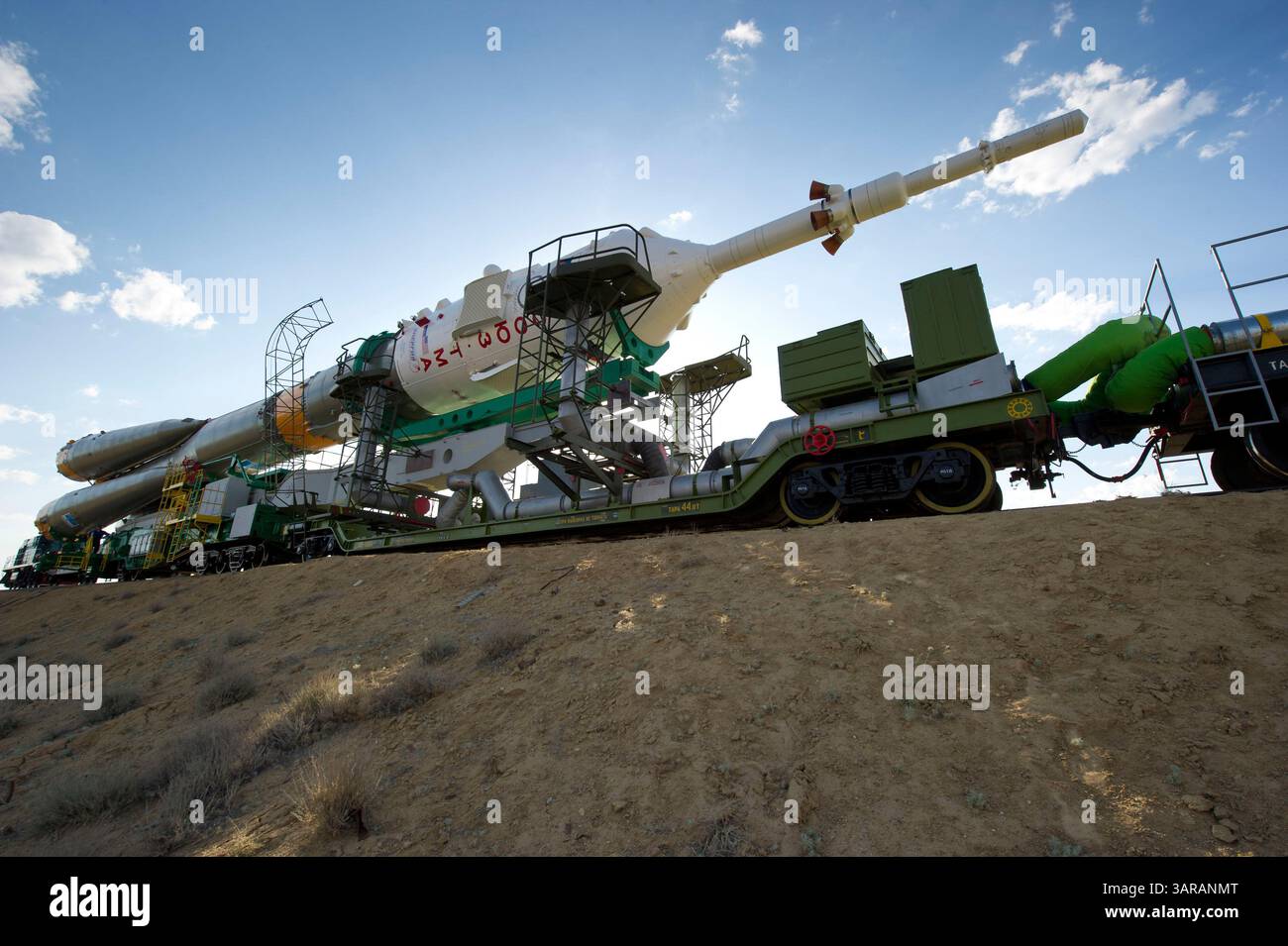 5 giugno 2011 - Baikonur, Kazakistan - Sojuz TMA-02M. Il veicolo spaziale Sojuz TMA-02M viene lanciato in treno sulla strada per la rampa di lancio del Cosmodromo di Baikonur, Kazakistan, 5 giugno 2011. Il lancio della navicella Sojuz con il cosmonauta russo e il comandante della Sojuz Sergei Volkov, l'astronauta della NASA Mike Fossum e l'astronauta della Japan Aerospace Exploration Agency Satoshi Furukawa, entrambi ingegneri di volo, è previsto per le 2:15 ora locale dell'8 giugno 2011. (Immagine di credito: © Carla Cioffi/NASA/ZUMAPRESS.com) Foto Stock