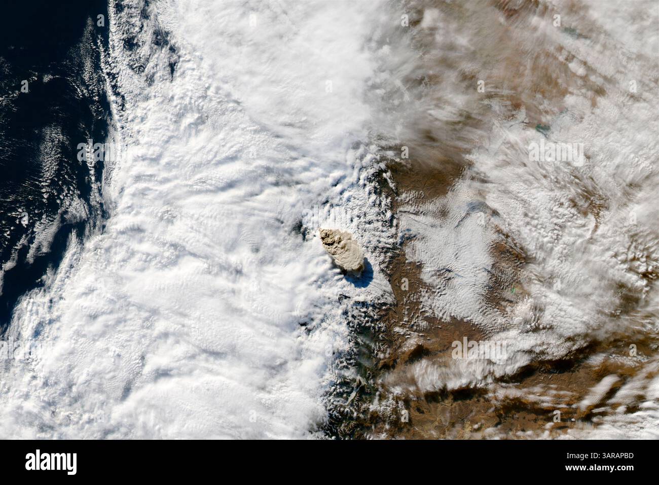 7 giugno 2011 - Puyehue, Cile - Una fessura è stata aperta nel complesso vulcanico di Puyehue-Cordon Caulle, il 4 giugno, inviando in aria 45.000 piedi (14.000 metri) di cenere. Lo spettrometro di imaging a risoluzione moderata (MODIS) sul satellite Aqua ha catturato questa immagine a colori naturali poco dopo l'inizio dell'eruzione. Il pennacchio di cenere marrone raggiunge l'alto sopra le nuvole, coprendo gran parte della scena, e getta un'ombra verso sud-est. Lungo il bordo anteriore del pennacchio, sembra che il materiale più pesante stia cadendo dalla nube di cenere, mentre le particelle più fini rimangono sospese nell'atmosfera. A distanza Foto Stock