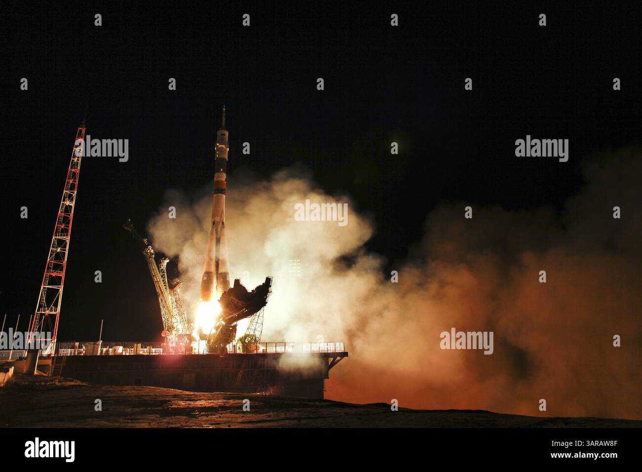 8 giugno 2011 - Baikonur, Kazakistan - la navicella Soyuz TMA-02M viene lanciata dal Cosmodromo di Baikonur in Kazakistan portando la spedizione 28 Soyuz comandante Sergei Volkov della Russia, l'ingegnere di volo della NASA Mike Fossum e l'ingegnere di volo JAXA (Japan Aerospace Exploration Agency) Satoshi Furukawa alla stazione spaziale Internazionale. (Immagine di credito: © Carla Cioffi/NASA/ZUMAPRESS.com) Foto Stock