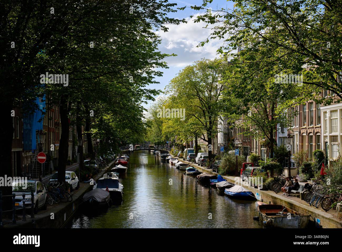 Amsterdam, Paesi Bassi - 16 settembre 2024 - tranquillo canale Bloemgracht ad Amsterdam. Bellissimo canale Bloemgracht con le tipiche case del centro Foto Stock
