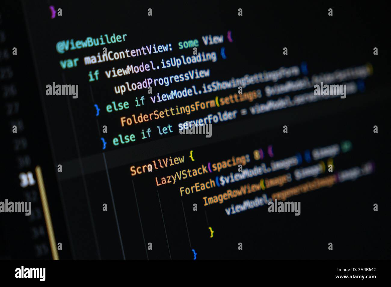 Codice SWIFT visualizzato su uno schermo di computer a tema scuro con evidenziazione della sintassi, che mostra il layout strutturato e la logica per la creazione di elementi dell'interfaccia utente Foto Stock