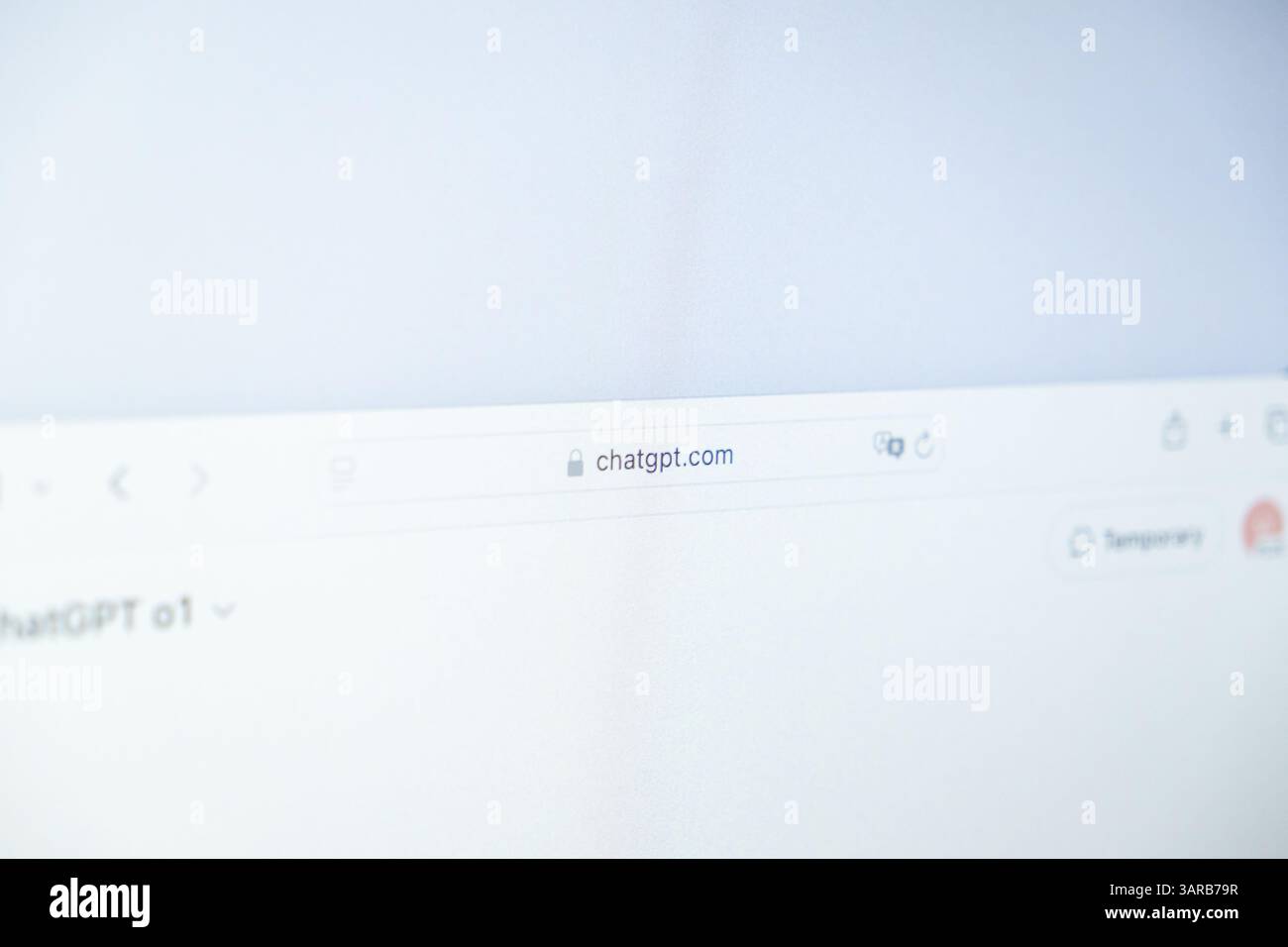 Poznan, Polonia – 14 aprile 2025: Interfaccia browser Web minima che mostra una connessione HTTPS sicura a chatgpt.com con sfondo bianco morbido e mod pulito Foto Stock