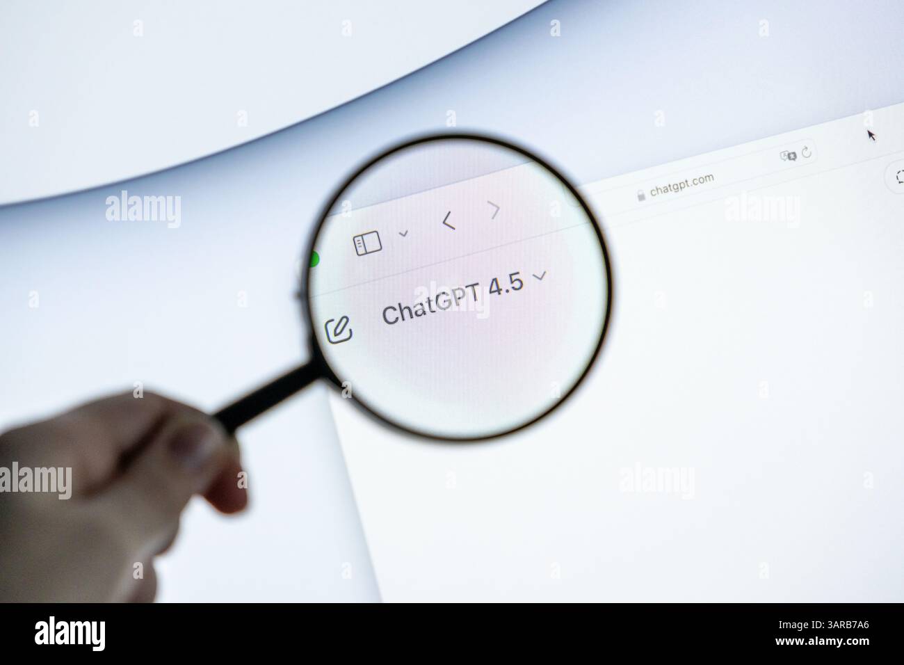 Poznan, Polonia – 14 aprile 2025: Primo piano della lente di ingrandimento portatile sull'etichetta ChatGPT 4,5 nel browser, che simboleggia l'obiettivo del modello di intelligenza artificiale, la ricerca digitale, A. Foto Stock