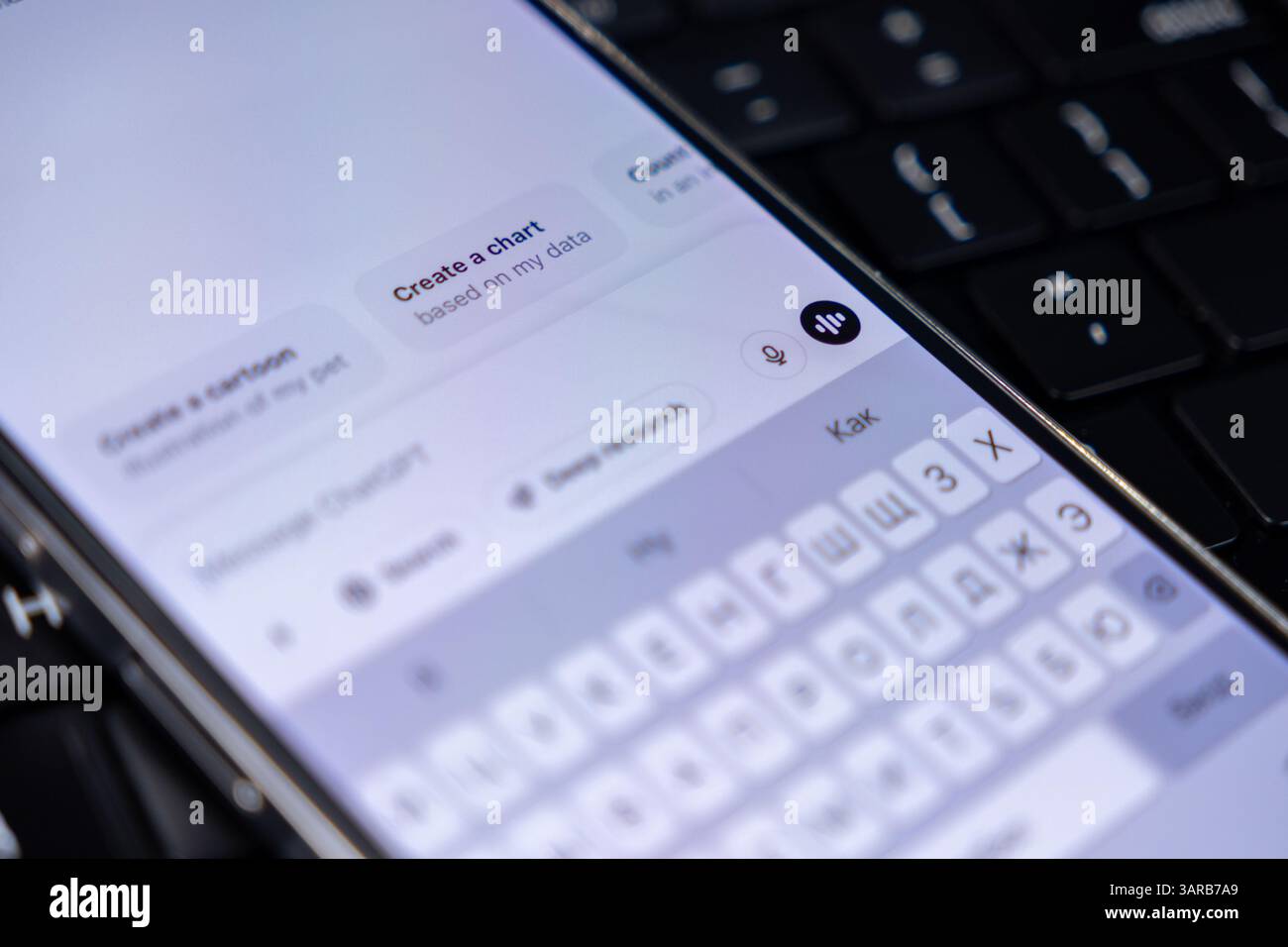 Poznan, Polonia – 14 aprile 2025: Primo piano dello smartphone con l'app ChatGPT aperta, che mostra l'icona di input vocale, i suggerimenti per i messaggi e l'assistente digitale Foto Stock