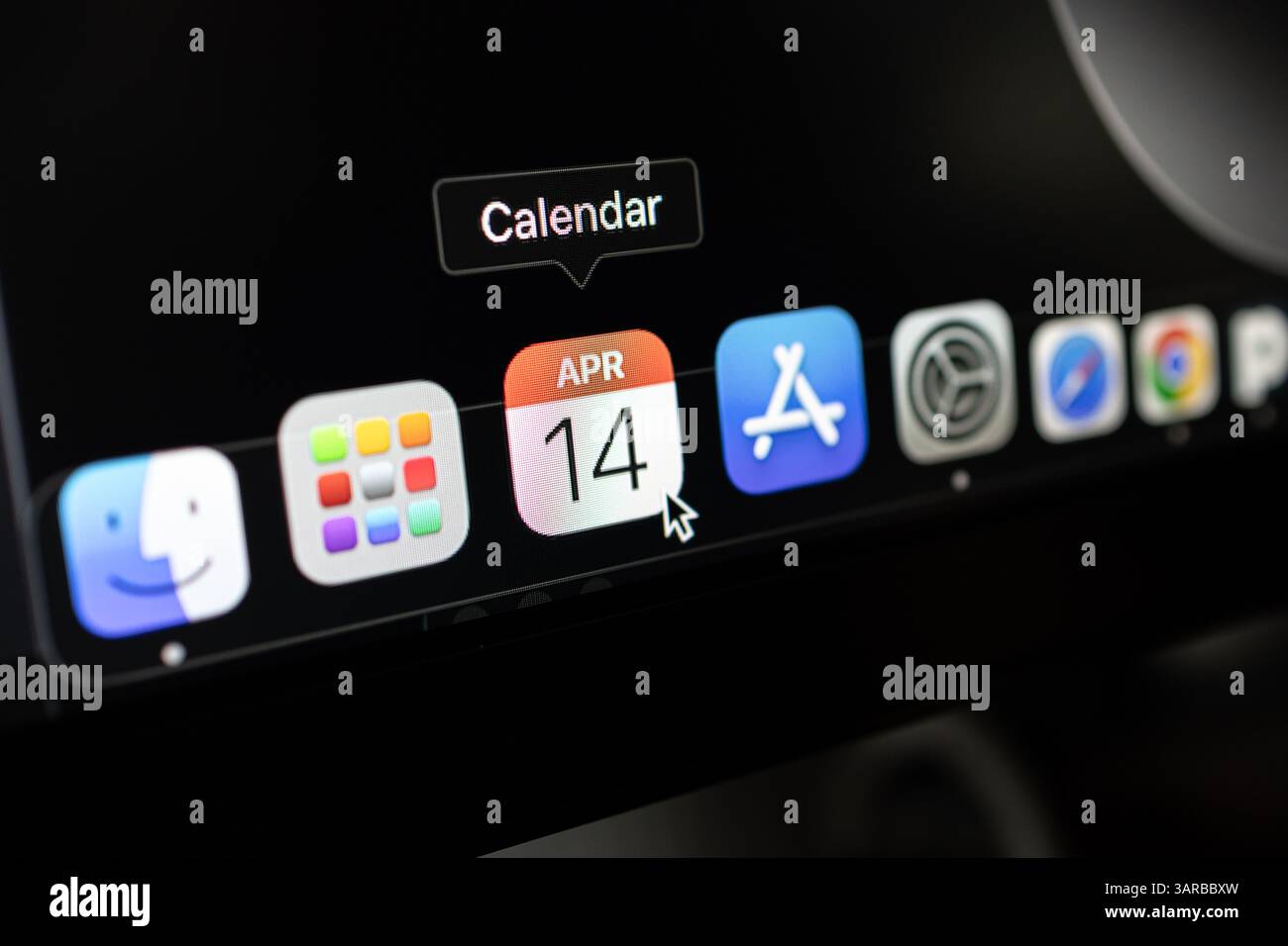 Poznan, Polonia – 14 aprile 2025: Vista dettagliata di Apple macOS Dock che mostra un'icona del calendario selezionata con una data visibile, che rappresenta la pianificazione e l'organizzazione Foto Stock