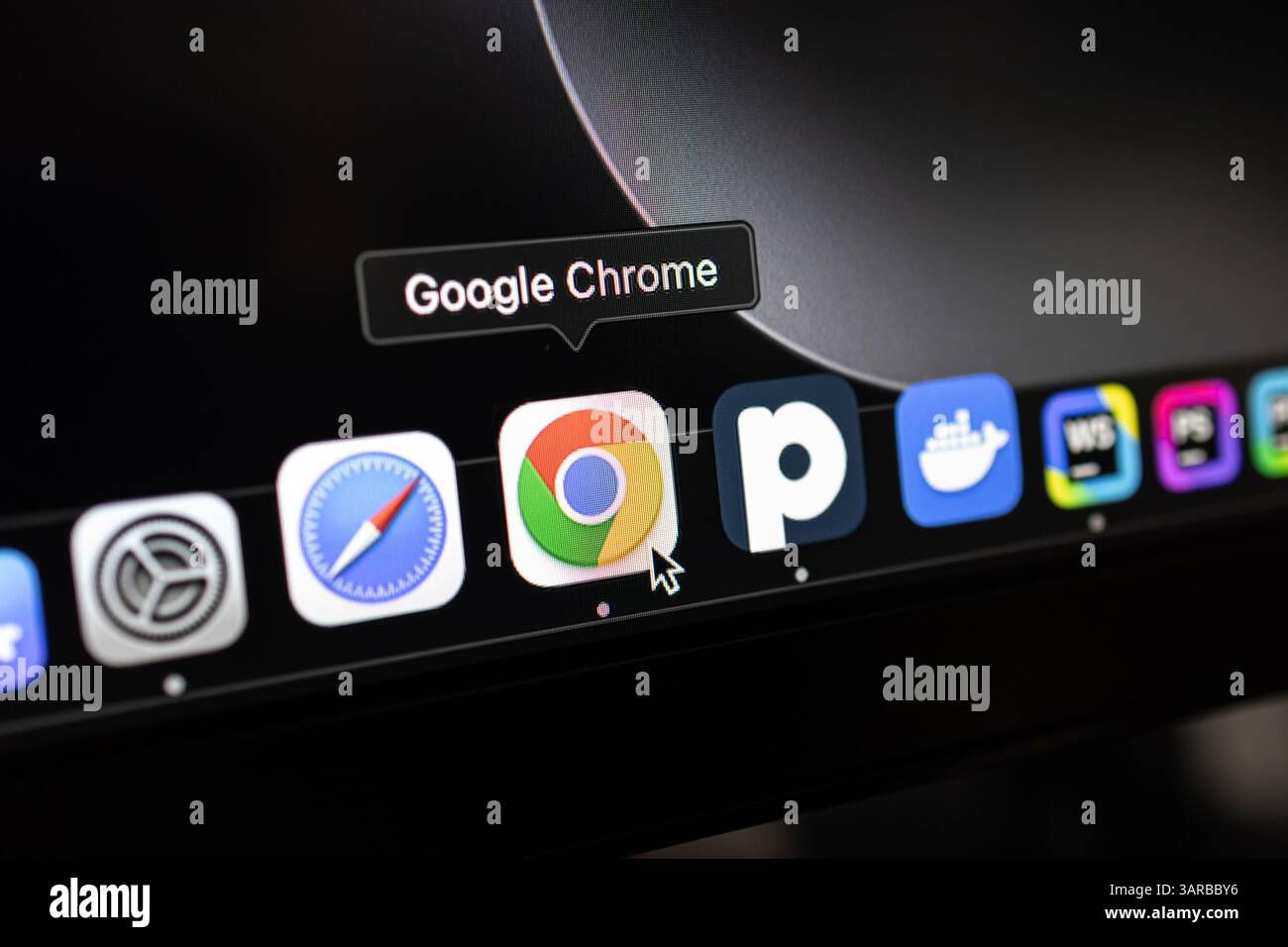 Poznan, Polonia – 14 aprile 2025: Primo piano del dock desktop macOS con l'icona di Google Chrome sotto il puntatore del mouse, che rappresenta la navigazione in Internet e. Foto Stock