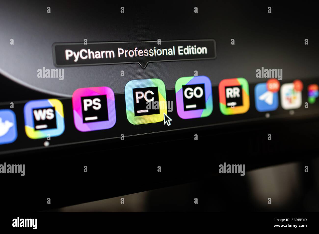 Poznan, Polonia – 14 aprile 2025: Icona PyCharm Professional Edition evidenziata nel Dock sul desktop macOS, che rappresenta gli strumenti avanzati per Python pr Foto Stock