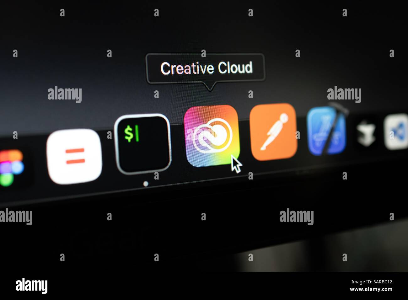 Poznan, Polonia – 14 aprile 2025: Primo piano dell'icona Adobe Creative Cloud nel dock macOS, utilizzata per accedere e gestire la suite di creatività Adobe Foto Stock