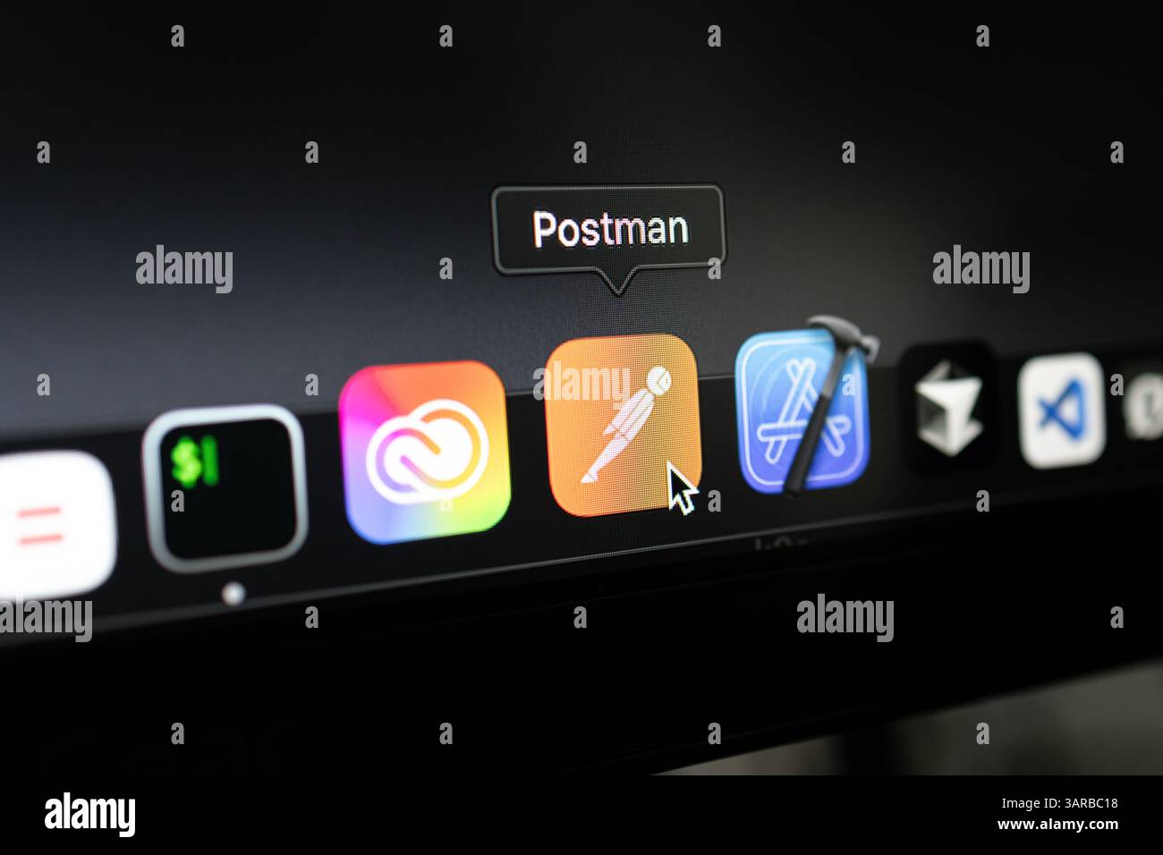 Poznan, Polonia – 14 aprile 2025: Primo piano di Postman Icon nel dock macOS, ampiamente utilizzato dagli sviluppatori per la progettazione, il testing, l'automazione e la collaborazione tra team Foto Stock
