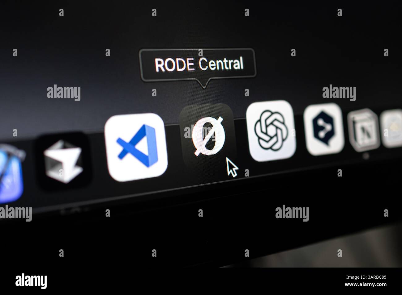 Poznan, Polonia – 14 aprile 2025: Primo piano dell'icona dell'app RODE Central evidenziata nel dock di macOS, utilizzata per gestire, aggiornare e configurare il microphon RODE Foto Stock