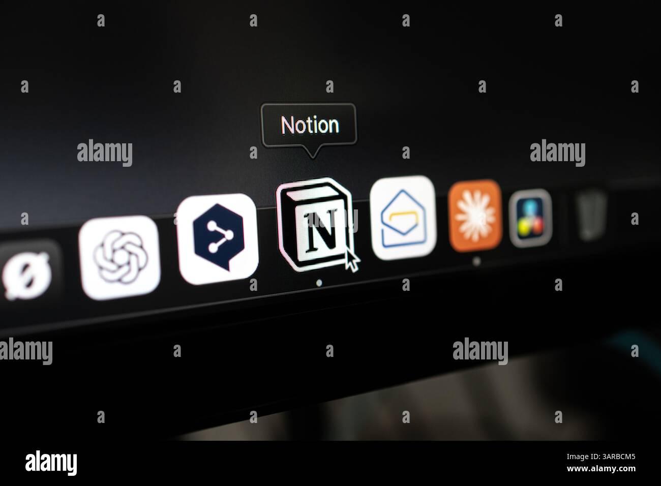 Poznan, Polonia – 14 aprile 2025: Primo piano dell'icona dell'app Notion su un dock MacBook, evidenziando un popolare spazio di lavoro digitale all-in-one per la produttività, Foto Stock