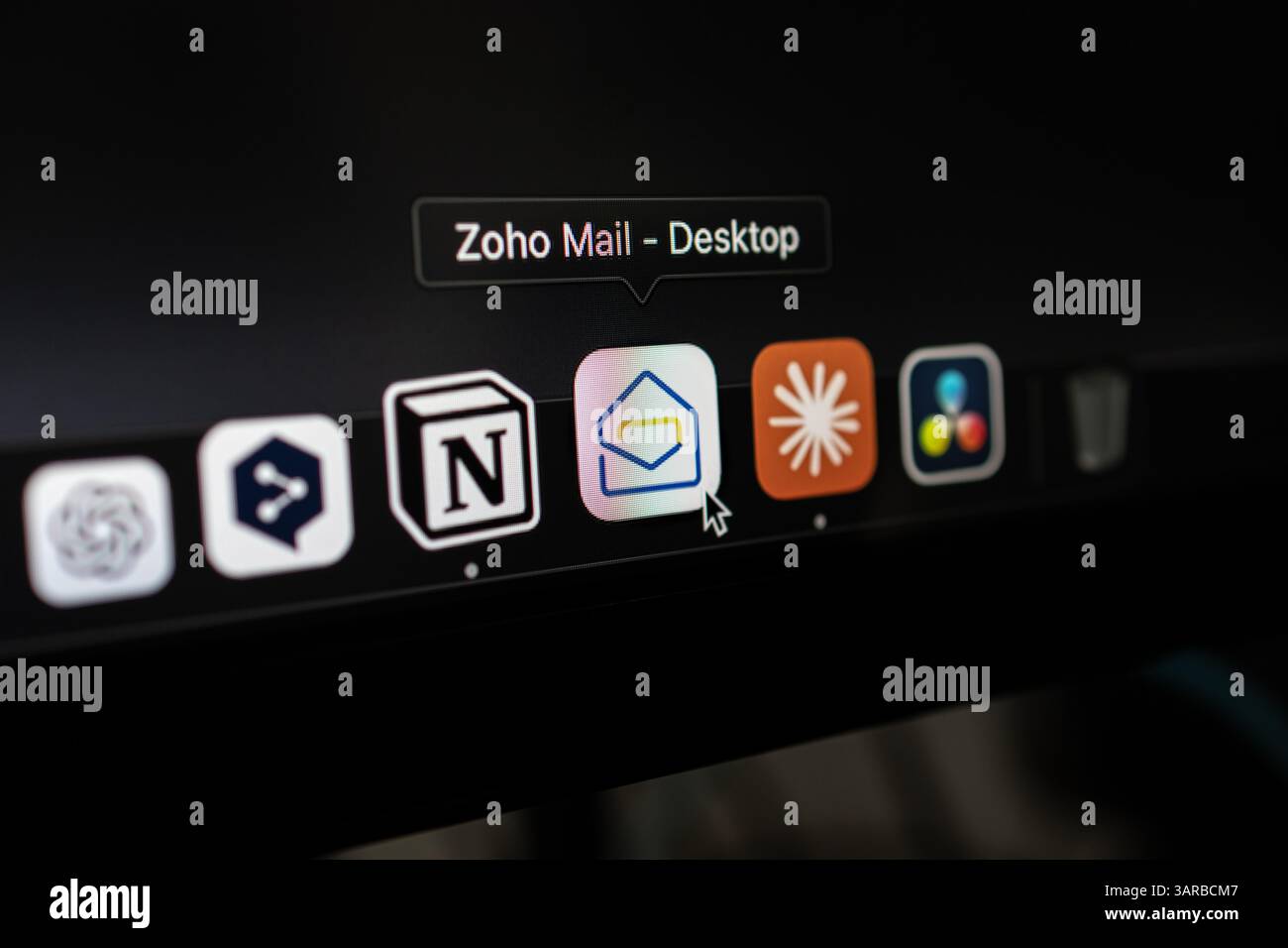 Poznan, Polonia – 14 aprile 2025: Primo piano di Zoho mail Icon sul dock Mac, che rappresenta un servizio di posta elettronica sicuro e senza pubblicità progettato per i comuni aziendali Foto Stock