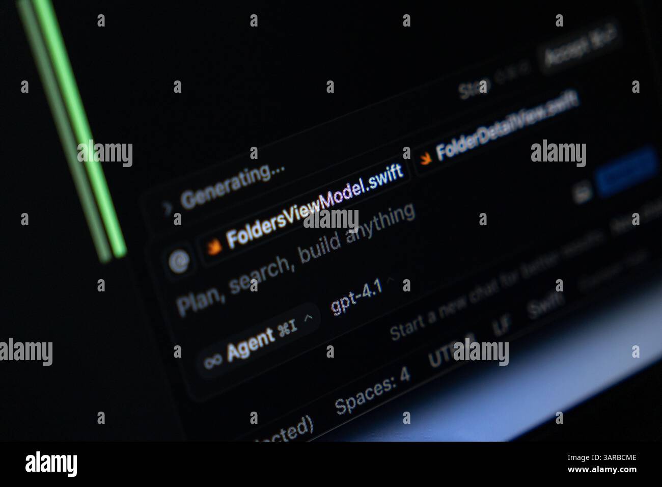 Poznan, Polonia – 14 aprile 2025: Primo piano dell'editor Cursor che esegue l'integrazione GPT-4 durante la generazione del codice Swift in un file denominato FoldersViewModel.swif Foto Stock