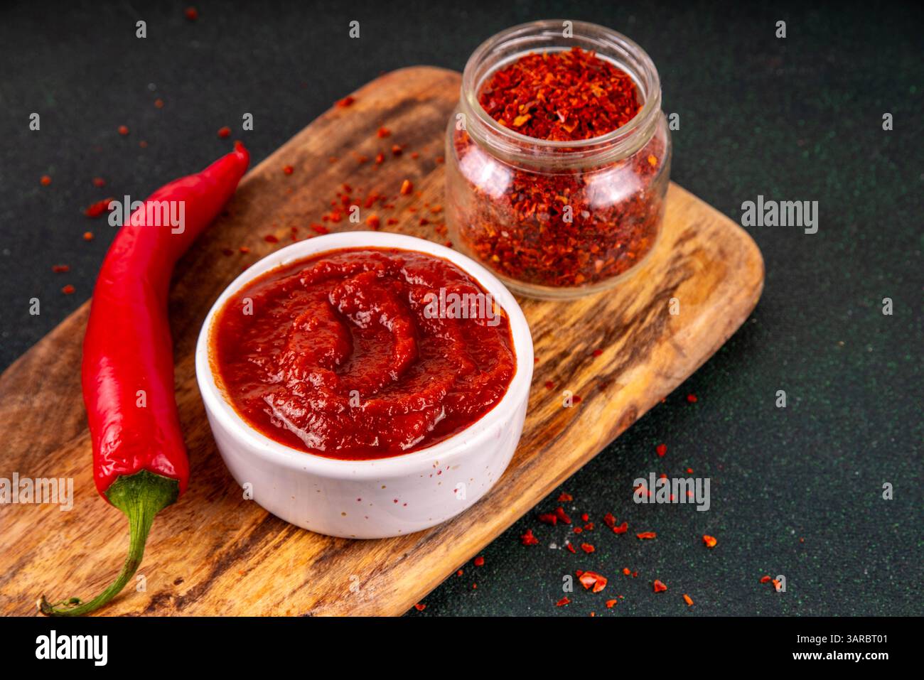 Pasta tradizionale coreana di peperoncino rosso fermentato, gochujang, speziata, dolce-salata, umami profondi, ingrediente alimentare per preparare piatti asiatici Foto Stock
