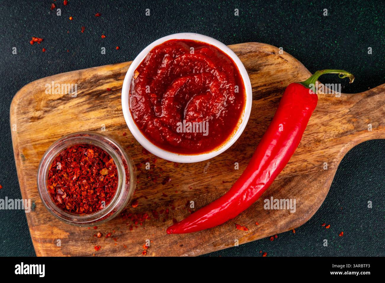 Pasta tradizionale coreana di peperoncino rosso fermentato, gochujang, speziata, dolce-salata, umami profondi, ingrediente alimentare per preparare piatti asiatici Foto Stock