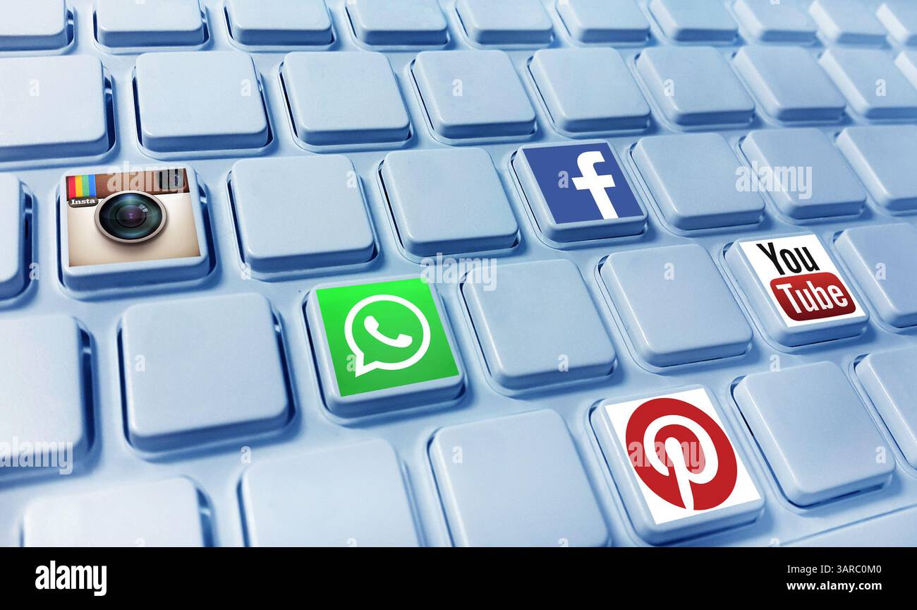tastiera per computer con logo di social media su alcuni tasti Foto Stock