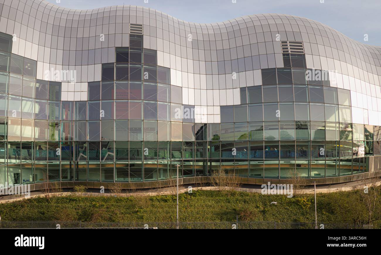 Newcastle, Regno Unito - 11 aprile 2025 - un dettaglio architettonico astratto del Glasshouse International Centre for Music o Sage Gateshead sul fiume Tyne. Foto Stock