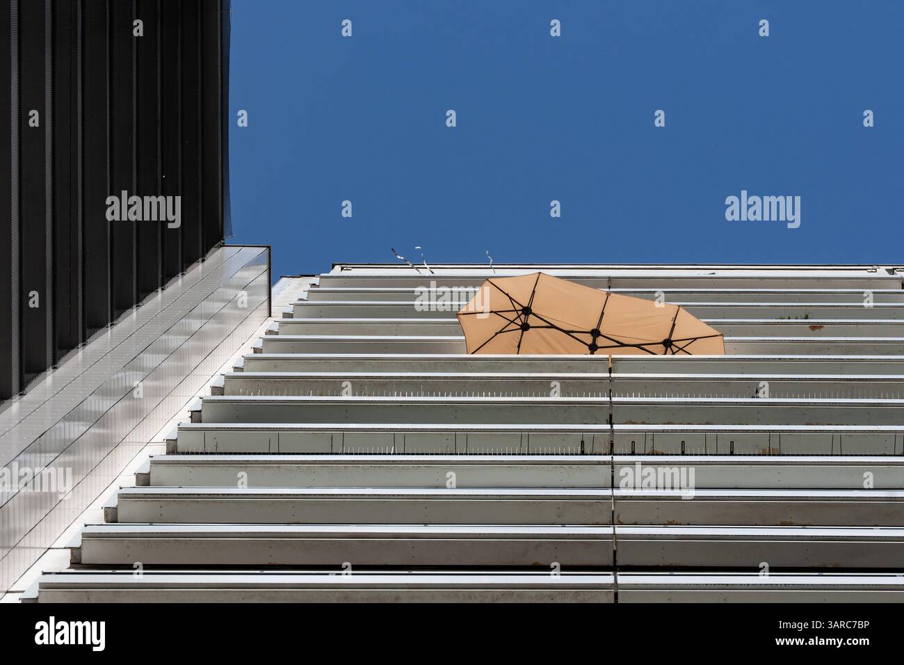 Berlino, Germania. 17 aprile 2025. Gli ombrelloni sono stati sistemati sui balconi individuali di un edificio residenziale in Leipziger Strasse per proteggerli dal sole del pomeriggio. Credito: Soeren Stache/dpa/Alamy Live News Foto Stock