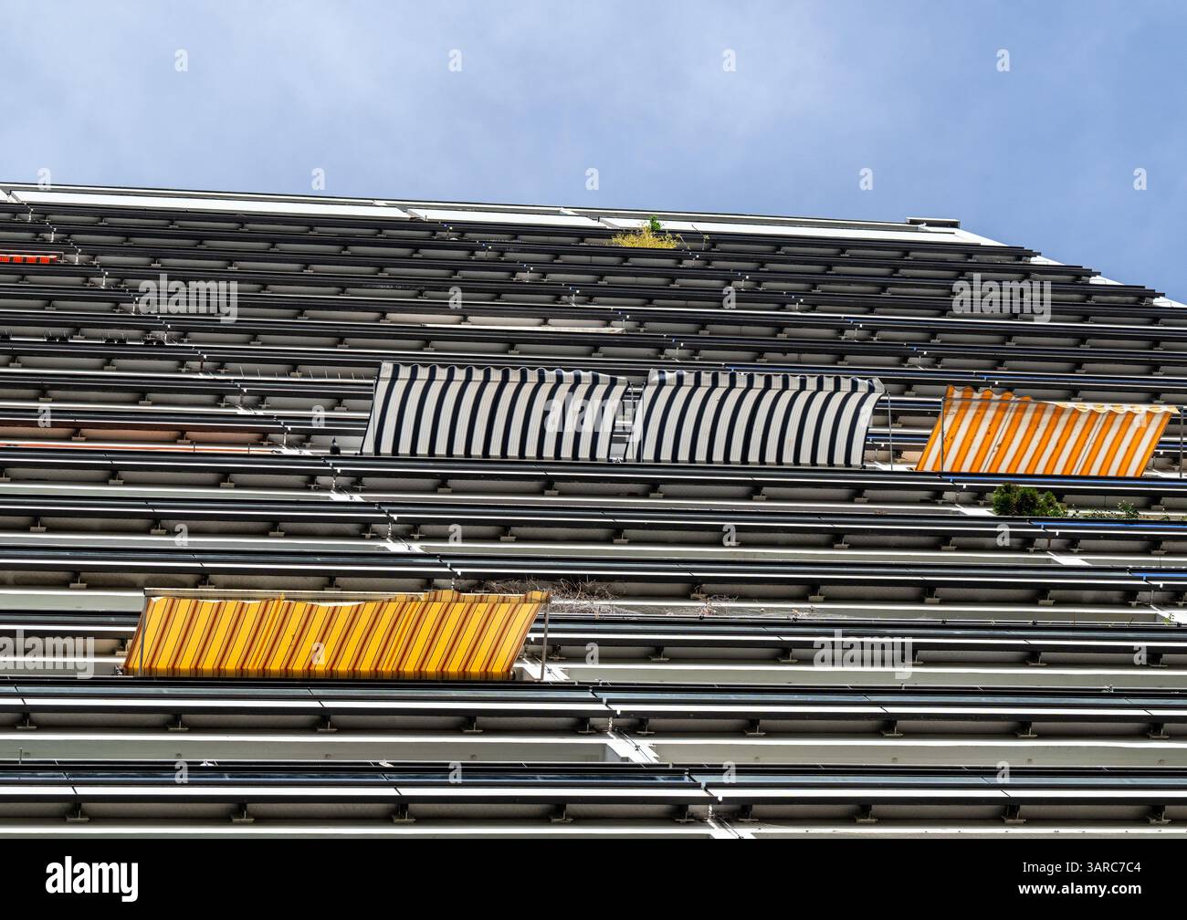 Berlino, Germania. 17 aprile 2025. Le tende da sole sono state messe su balconi individuali di un edificio residenziale a Leipziger Strasse per proteggerle dal sole del pomeriggio. Credito: Soeren Stache/dpa/Alamy Live News Foto Stock