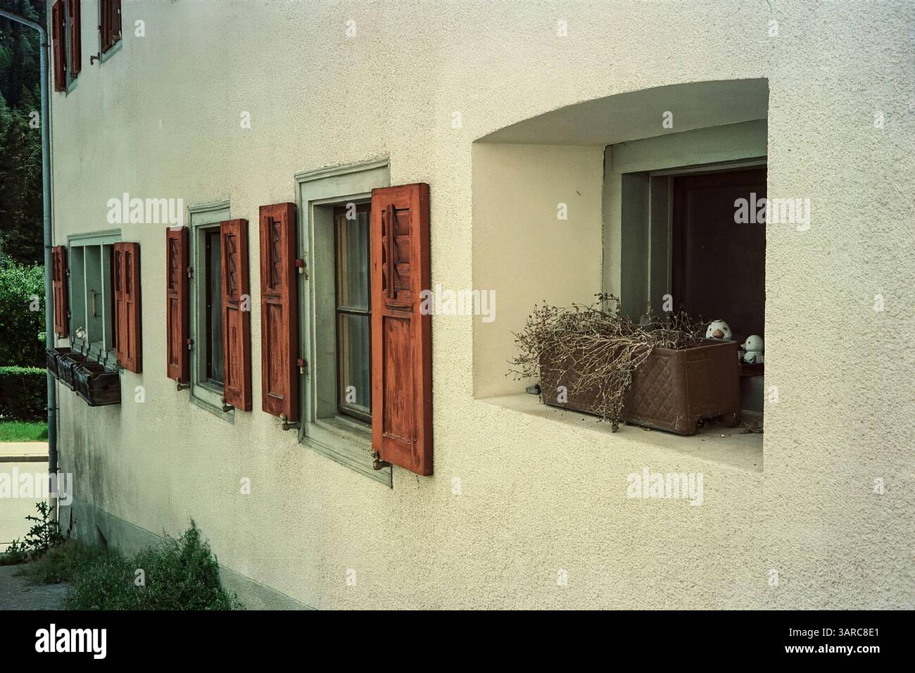 Case tradizionali con decorazioni in sgraffito a Surava in Svizzera, scattate con tecnica analogica Foto Stock