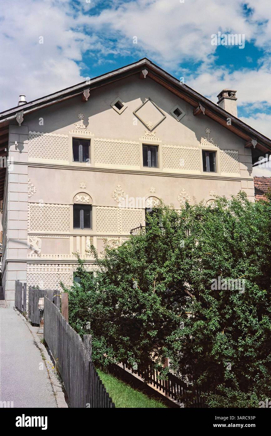Case tradizionali con decorazioni in sgraffito a Surava in Svizzera, scattate con tecnica analogica Foto Stock