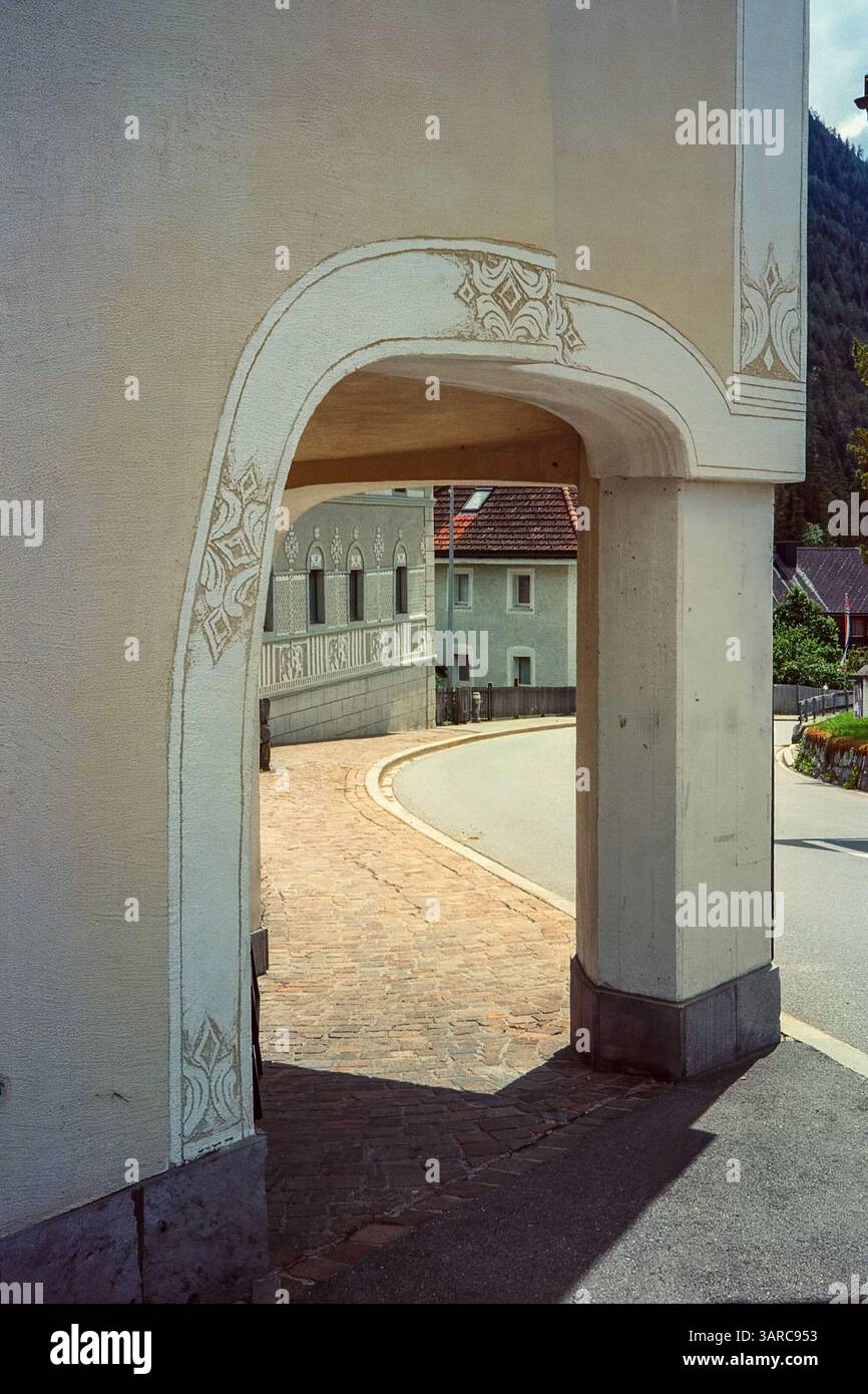 Case tradizionali con decorazioni in sgraffito a Surava in Svizzera, scattate con tecnica analogica Foto Stock