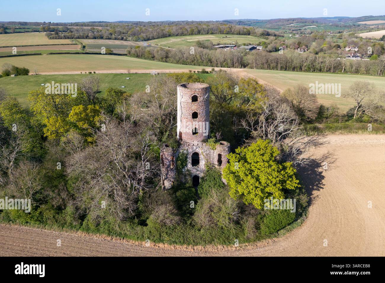 La vista aerea del monumento di Racton è una follia su una collina a Racton, West Sussex, Regno Unito. Foto Stock