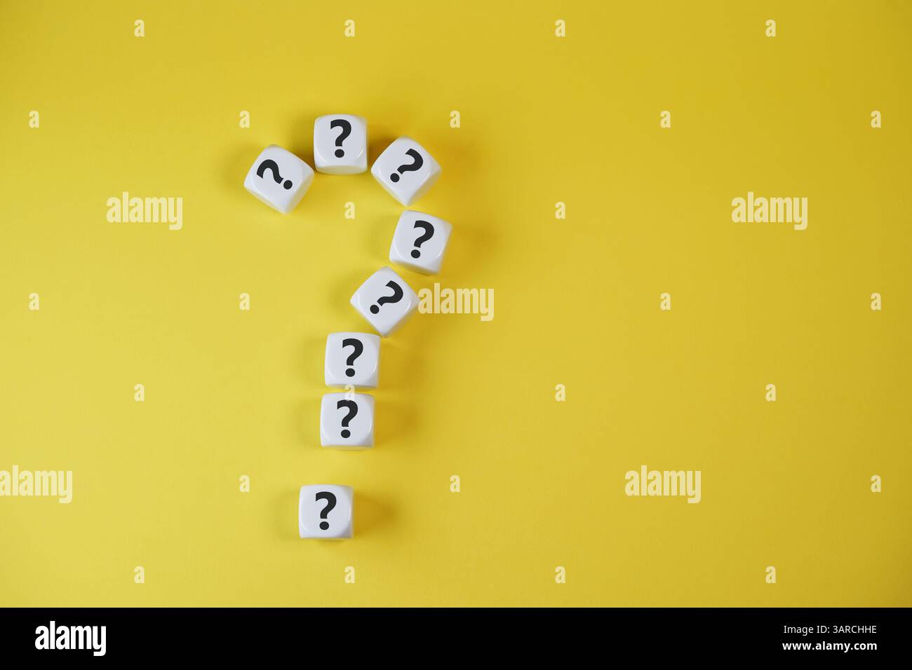 La forma del punto interrogativo e il simbolo formato da molte domande sono indicati sui dadi bianchi. Domande dei clienti, domande frequenti e concetto di assistenza aziendale vista dall'alto. Foto Stock