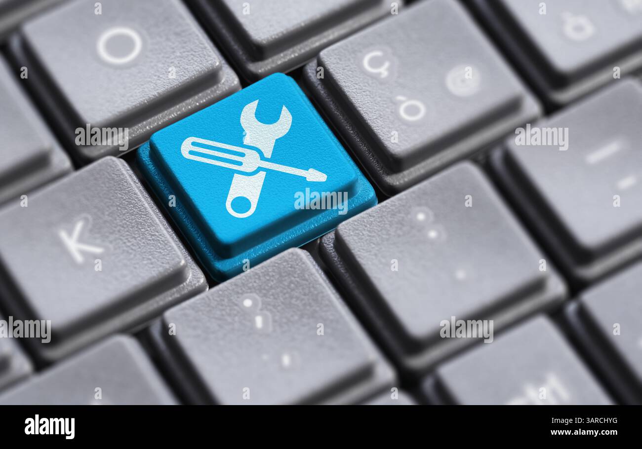 Concetto di servizio di riparazione computer e supporto IT online con icone e simboli delle attrezzature su una vista ravvicinata con chiave blu del computer portatile. Foto Stock